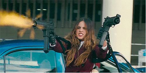 她和jon hamm演一对经验老道的情侣抢劫犯. 皮裤红唇别提多飒!